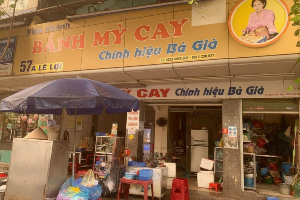 Quán bánh mì cay Bà Già